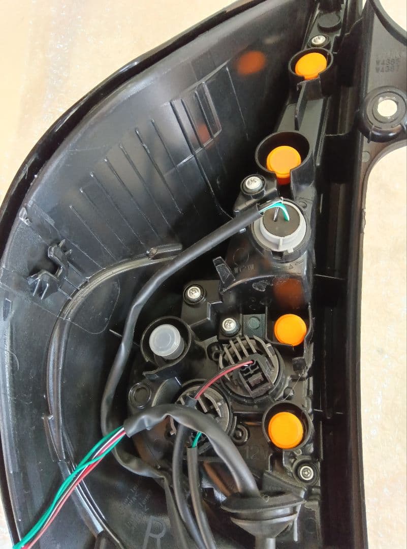 0300　　アクアnhp10 テールランプ　右