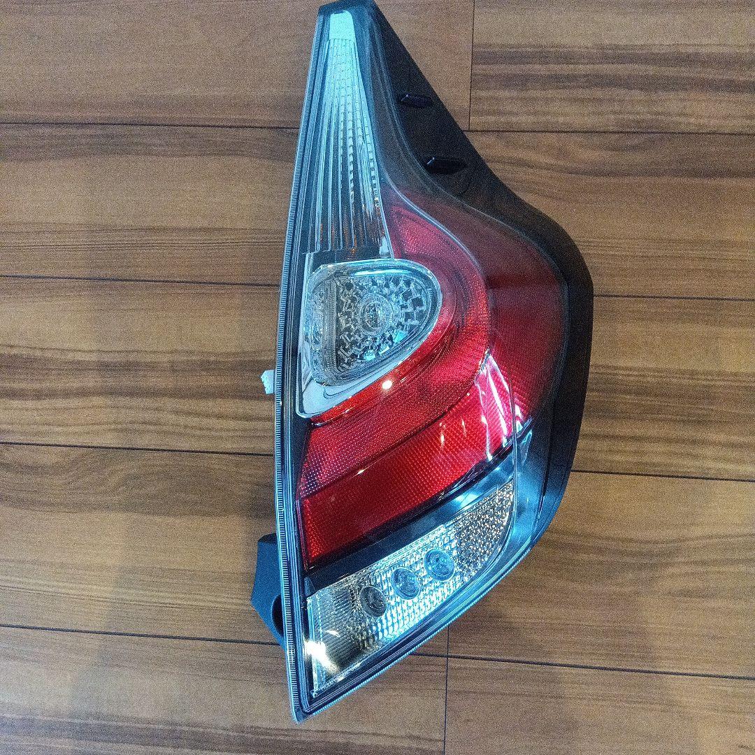 0300　　アクアnhp10 テールランプ　右