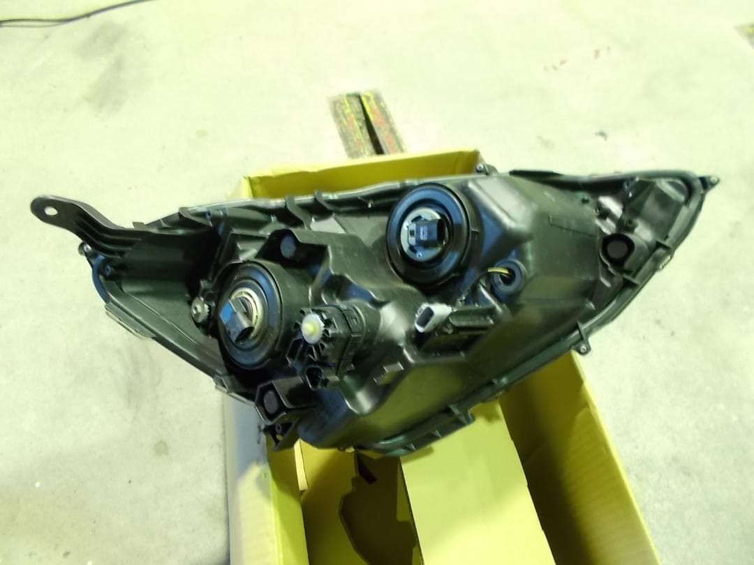 DAA-NHP10アクア左ハロゲンヘッドランプASSY