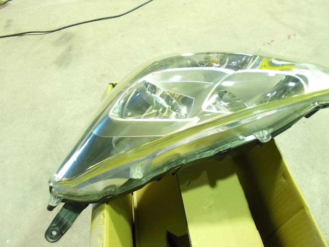 DAA-NHP10アクア左ハロゲンヘッドランプASSY