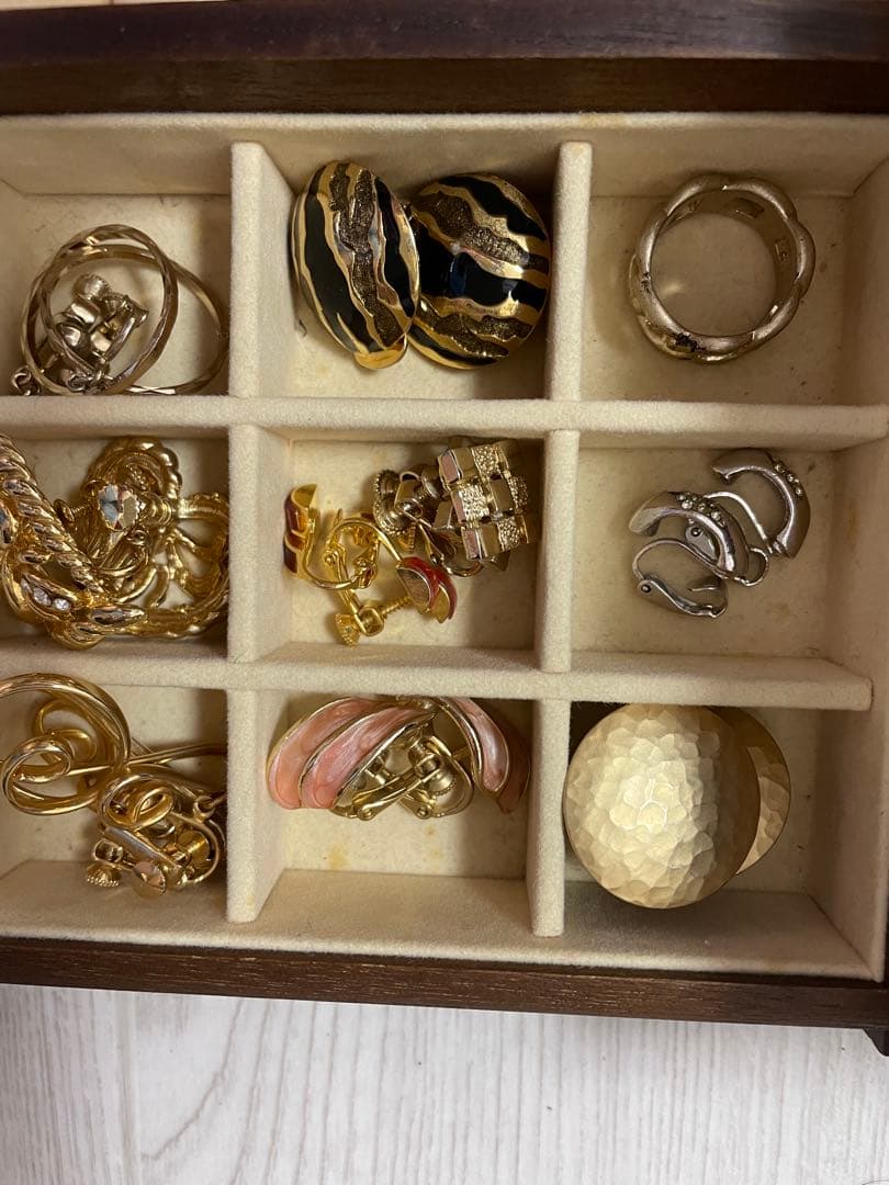 木製ジュエリーボックスと多彩なアクセサリーセット