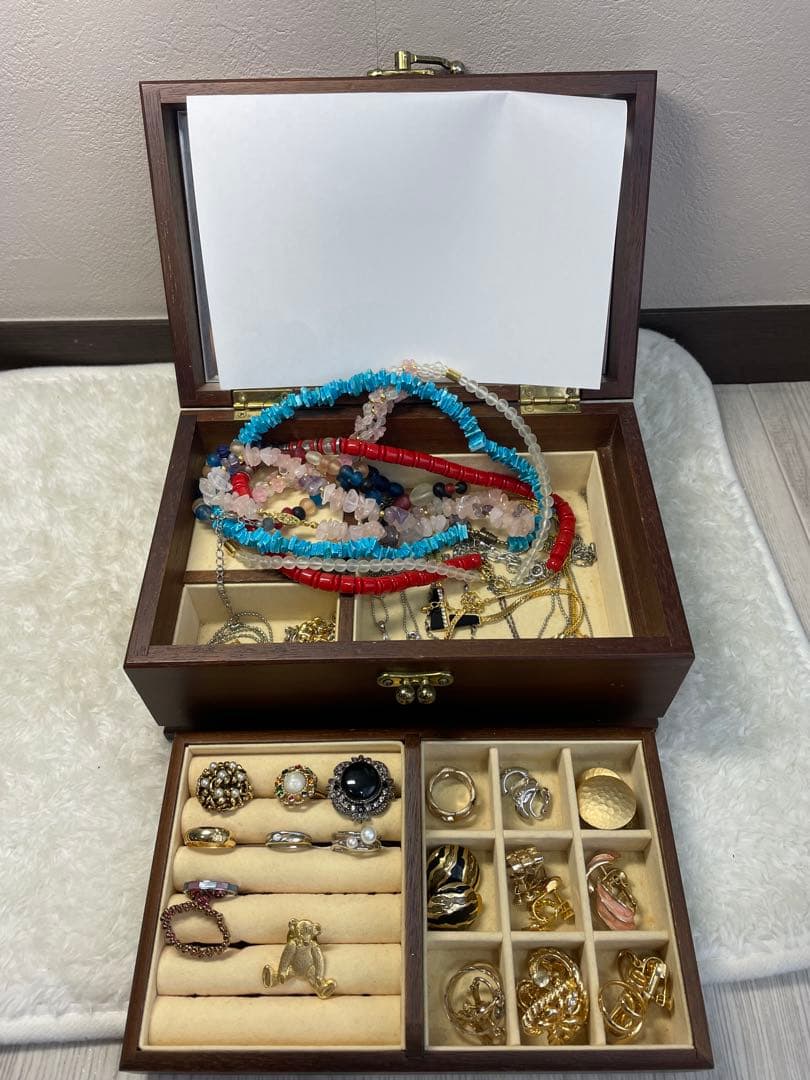 木製ジュエリーボックスと多彩なアクセサリーセット