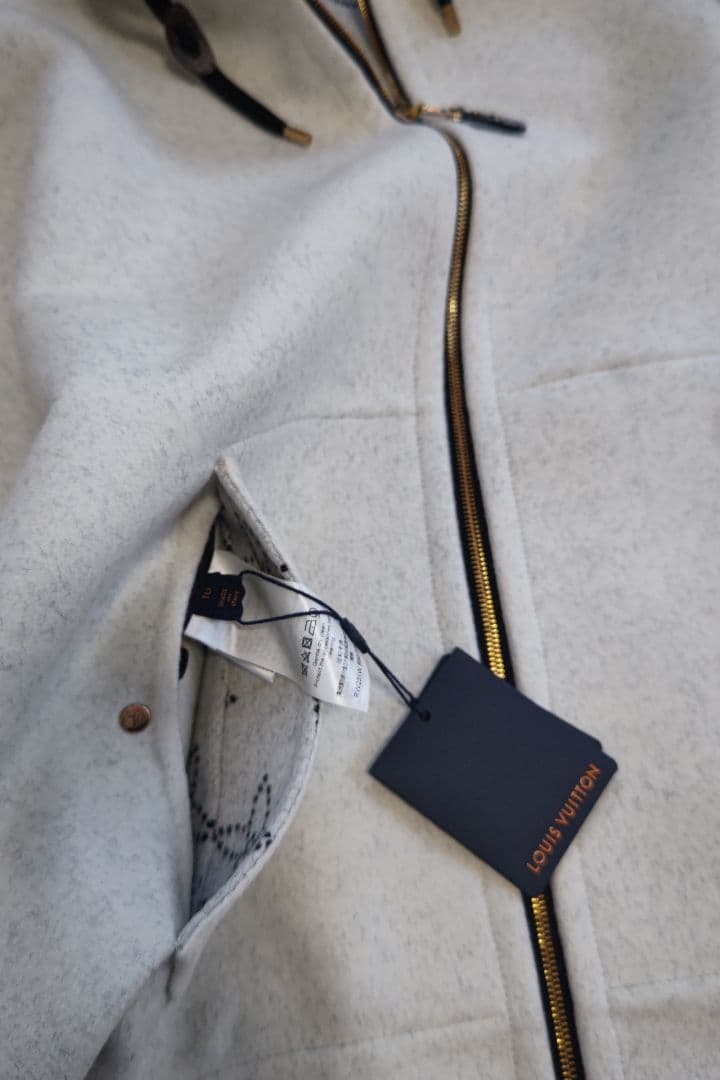 LV ヴィトン　マヒナ　リバーシブル　フード　ケープ　ポンチョ　定価70万円