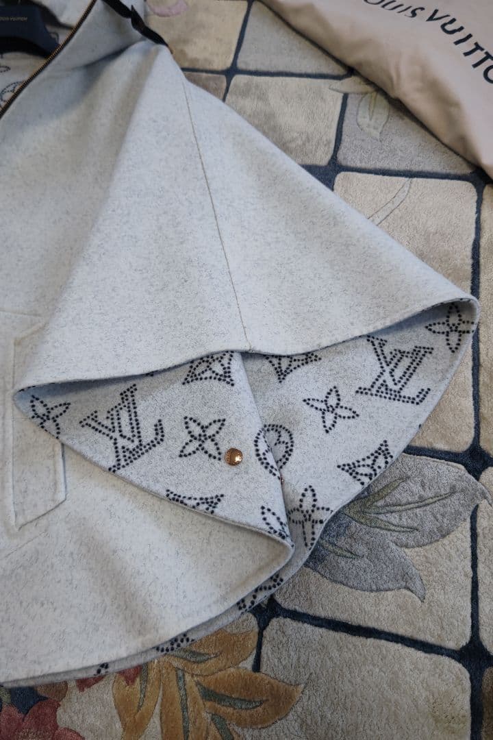 LV ヴィトン　マヒナ　リバーシブル　フード　ケープ　ポンチョ　定価70万円