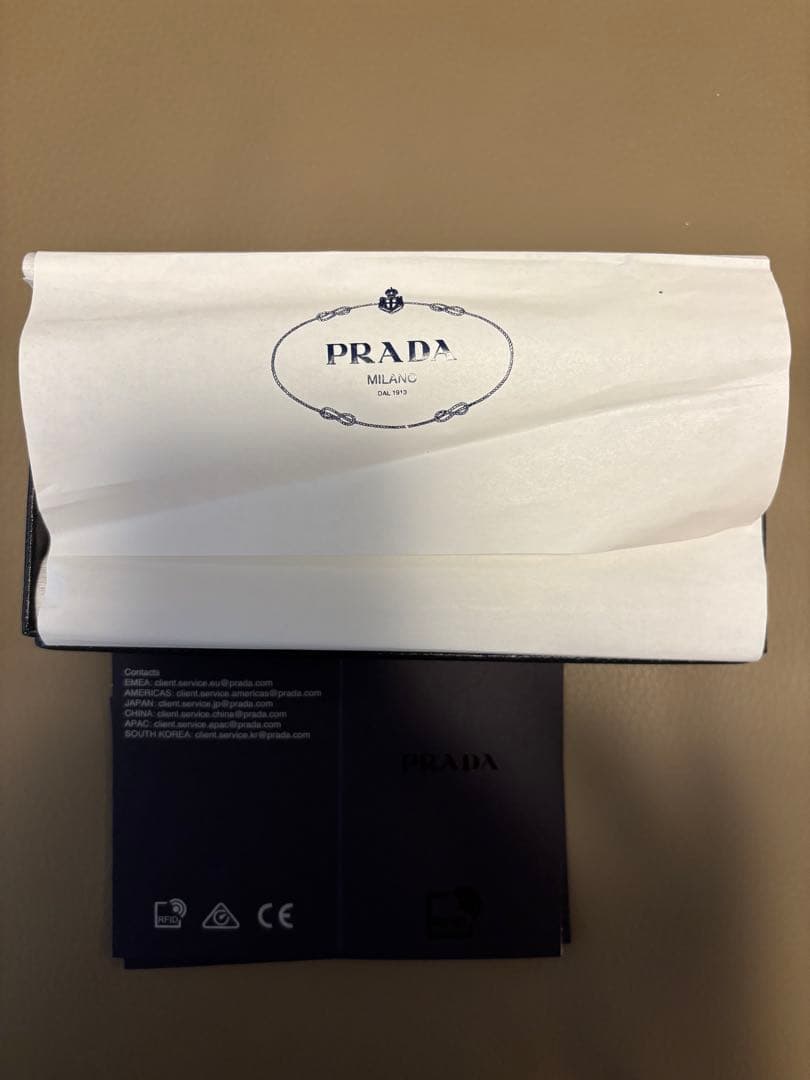 プラダ　iphone15 ケース　サフィアーノレザー　付属品完備