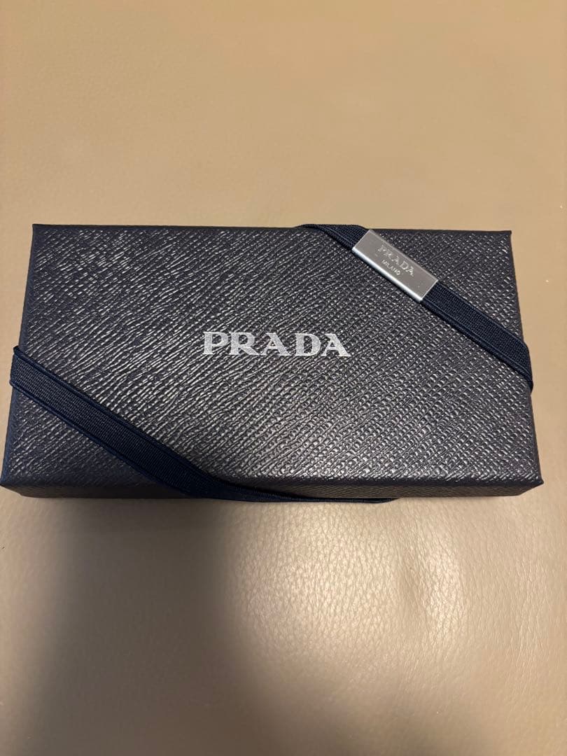 プラダ　iphone15 ケース　サフィアーノレザー　付属品完備