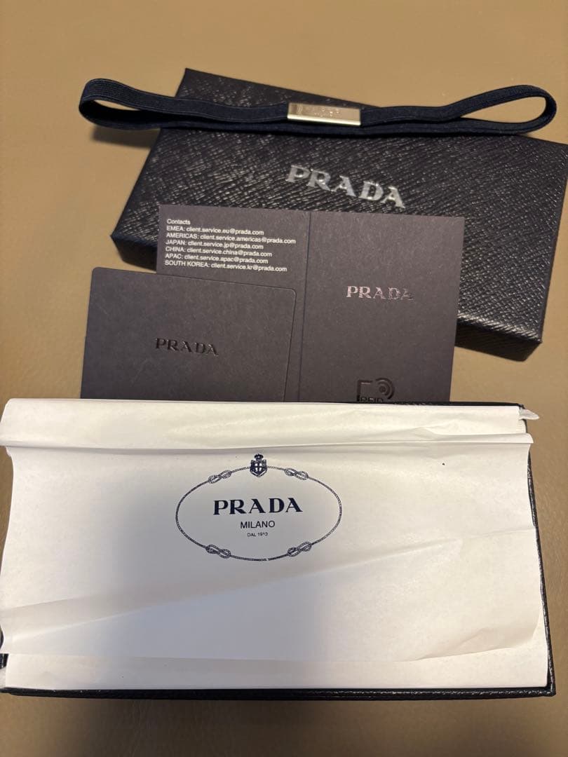 プラダ　iphone15 ケース　サフィアーノレザー　付属品完備