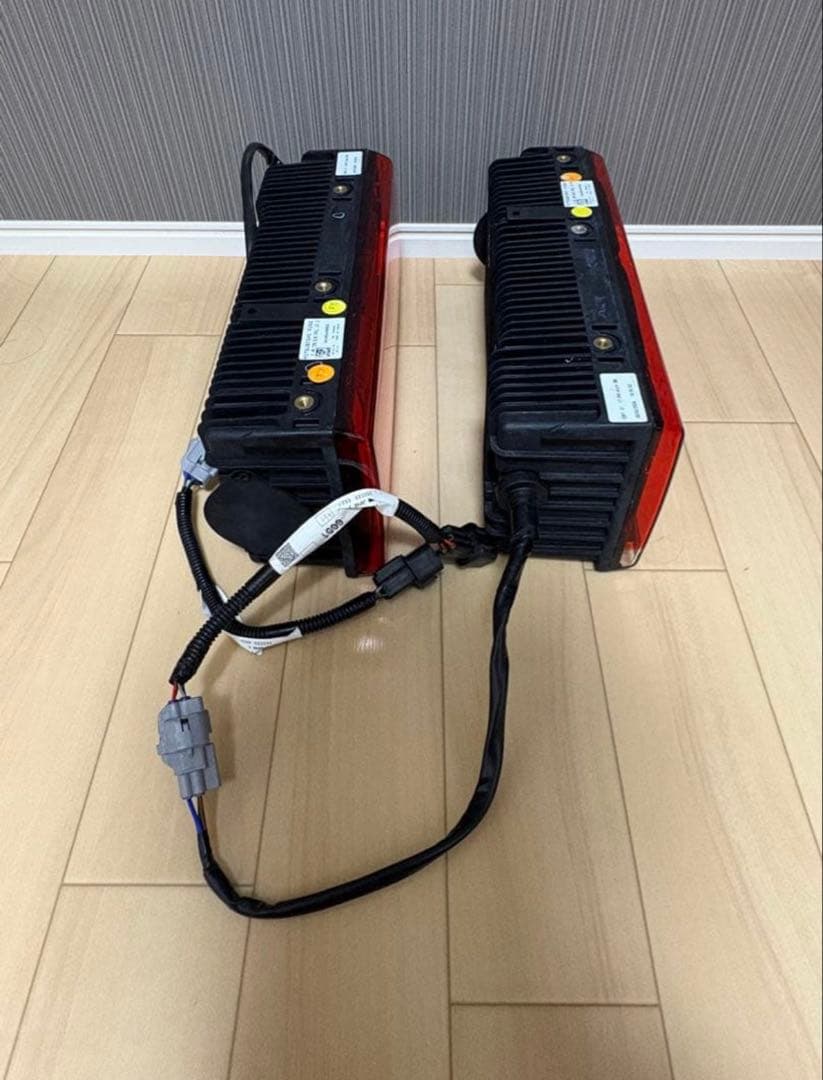 K*1様 三菱ふそう純正新型[24モデル]キャンターLEDテール　二連サイズ