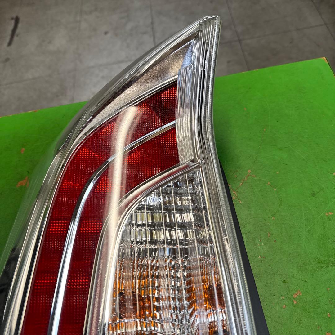 トヨタ　プリウス　30 後期　テールランプ　テールライト　左右セット　　中古品