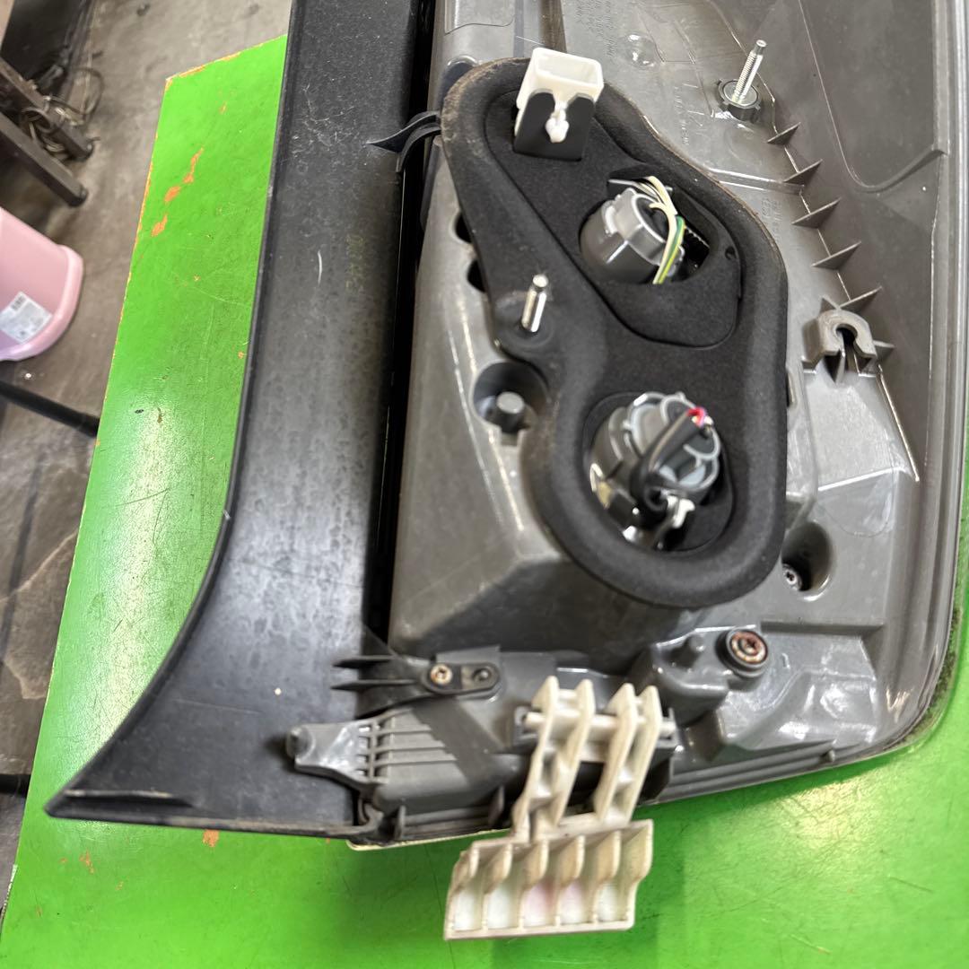 トヨタ　プリウス　30 後期　テールランプ　テールライト　左右セット　　中古品