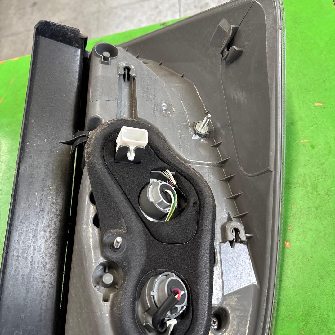 トヨタ　プリウス　30 後期　テールランプ　テールライト　左右セット　　中古品