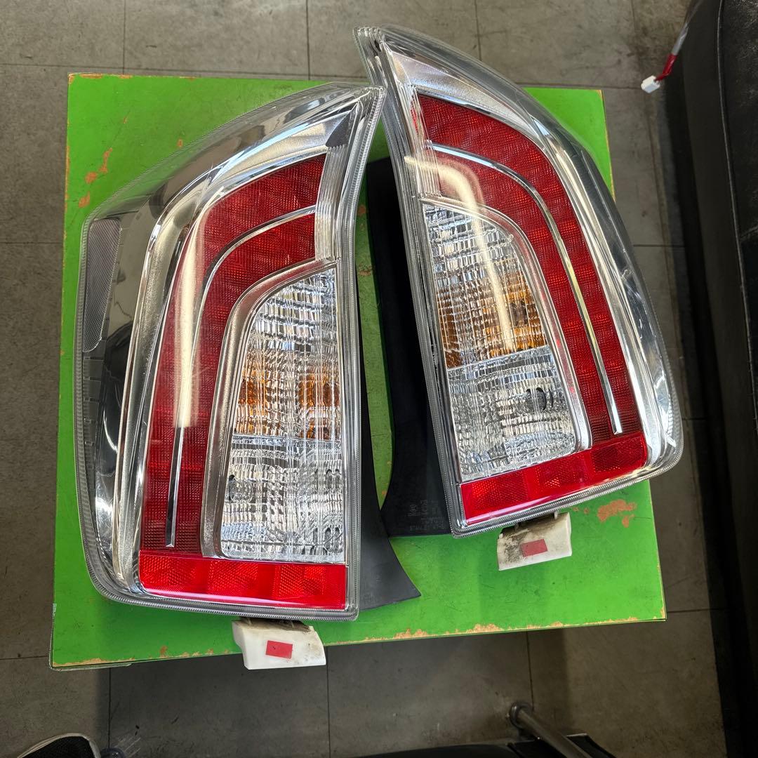 トヨタ　プリウス　30 後期　テールランプ　テールライト　左右セット　　中古品