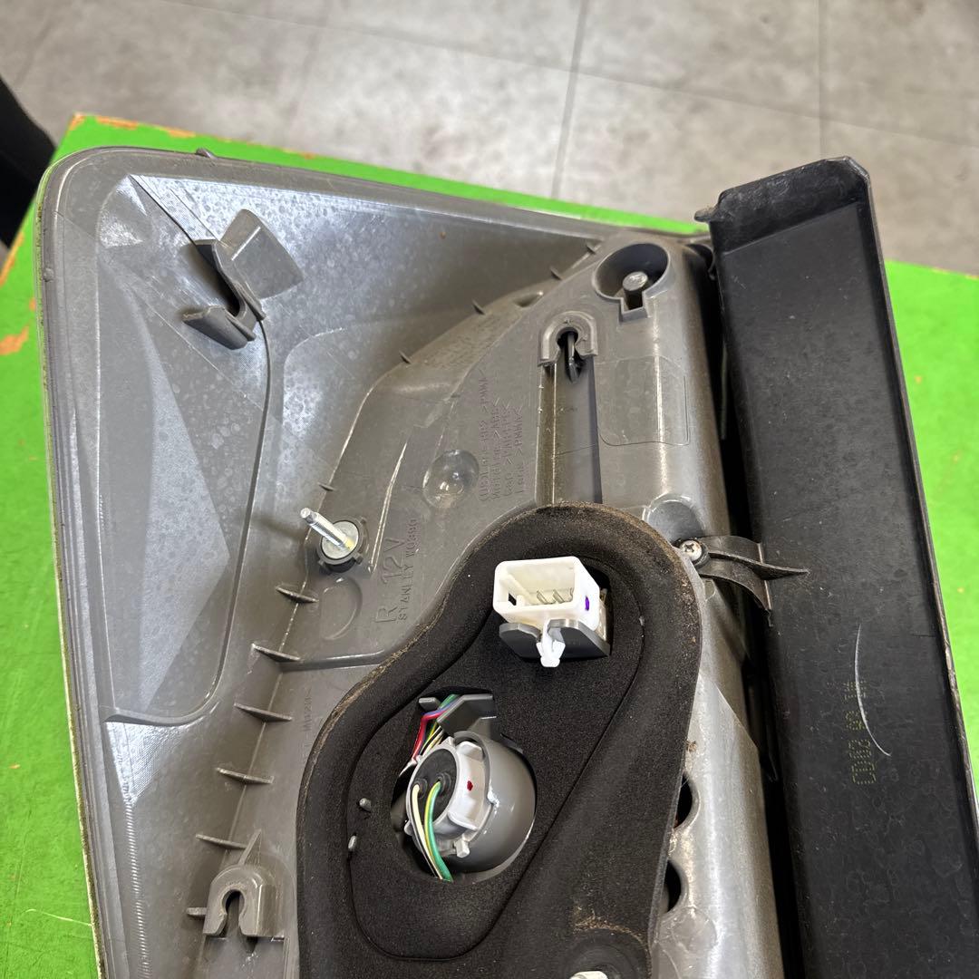 トヨタ　プリウス　30 後期　テールランプ　テールライト　左右セット　　中古品