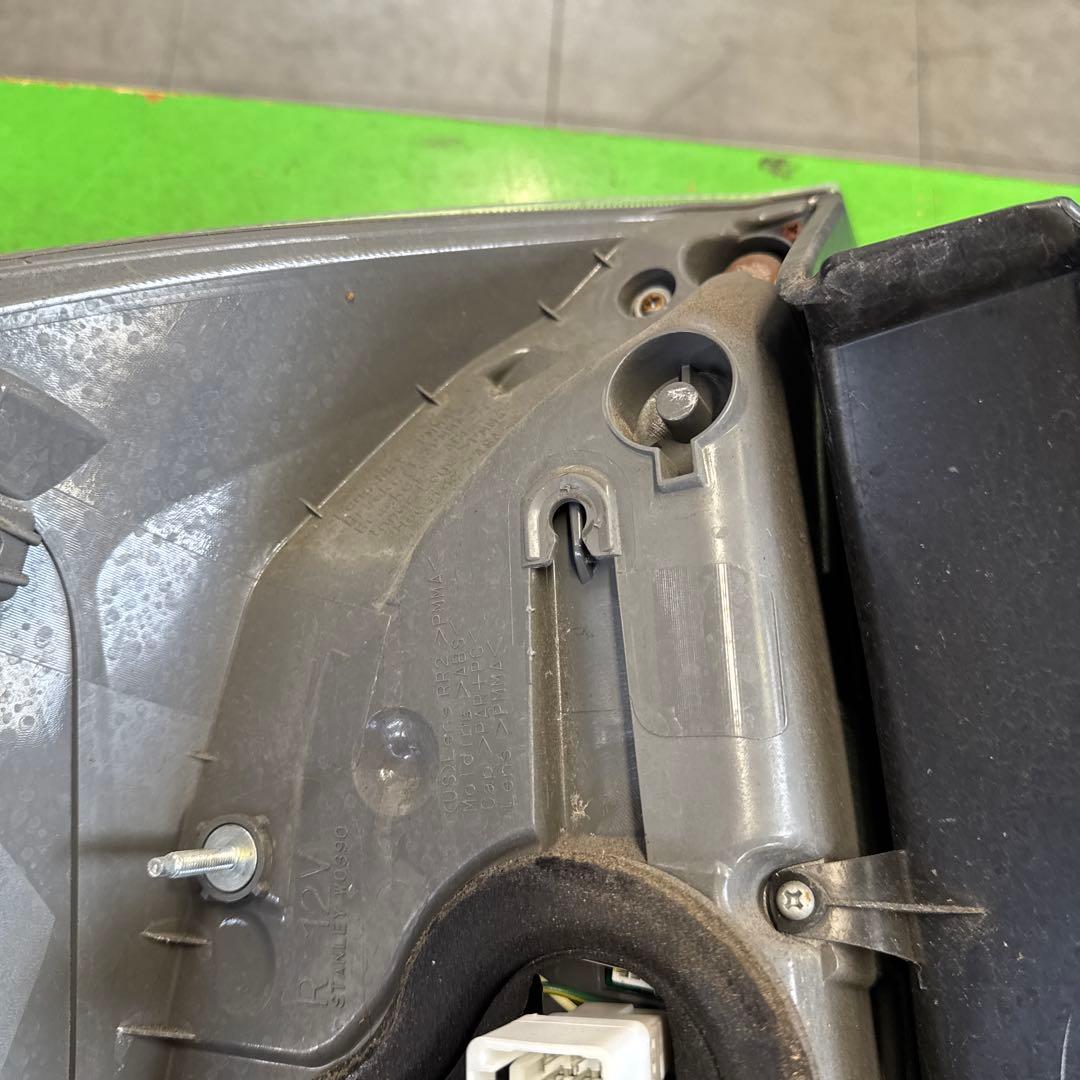 トヨタ　プリウス　30 後期　テールランプ　テールライト　左右セット　　中古品