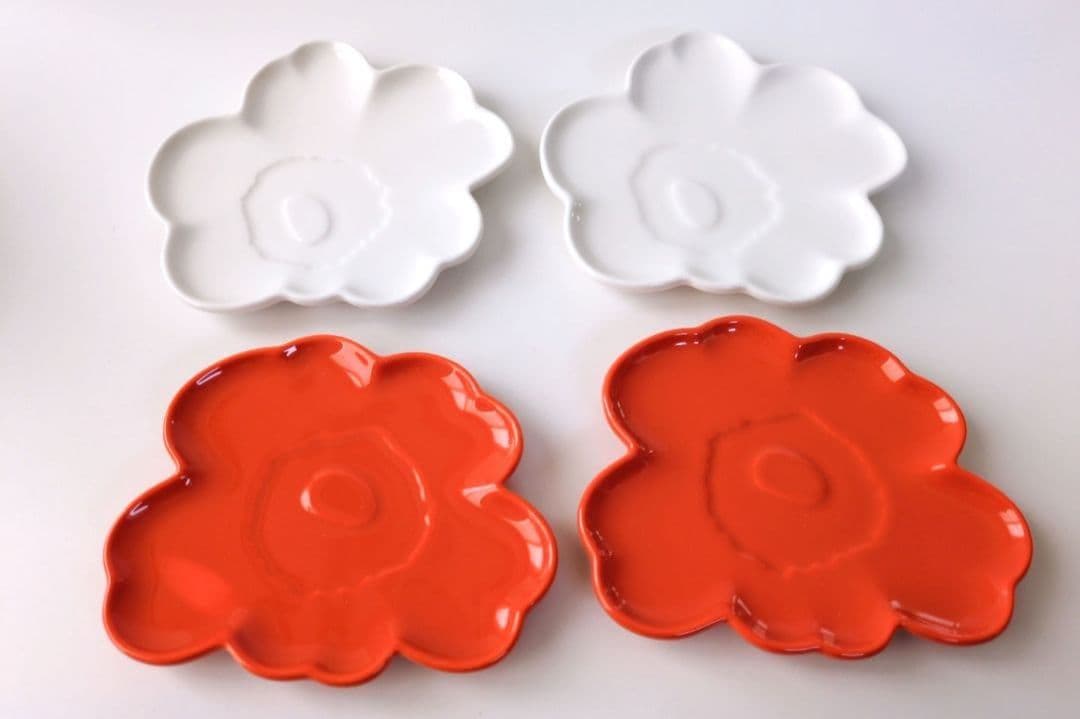 ☆完売品☆マリメッコ　ウニッコ　６０周年記念プレートホワイト＆オレンジ　計４枚