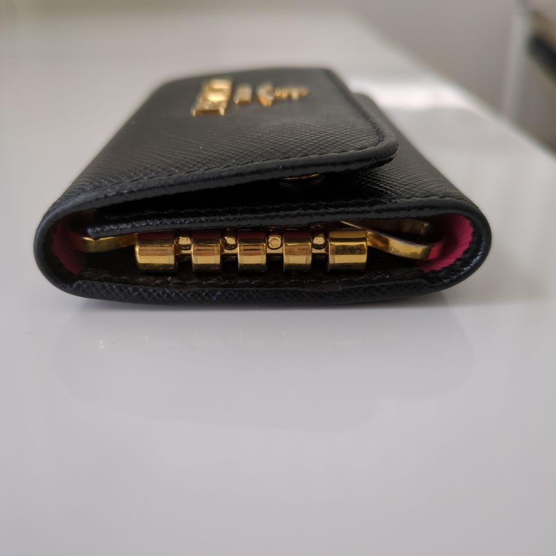 ★KIKI★PRADA　サフィアーノレザー　キーケース　ブラック×ピンク