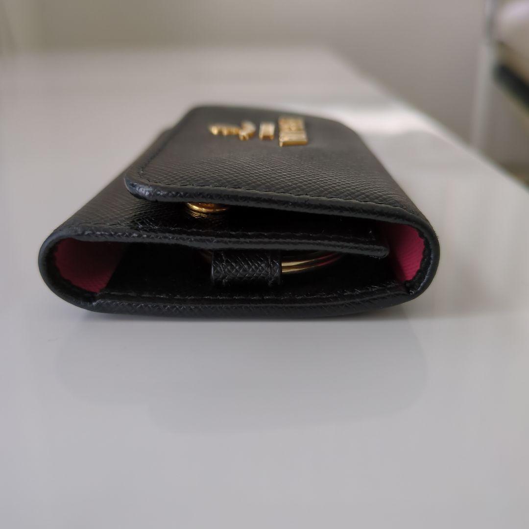 ★KIKI★PRADA　サフィアーノレザー　キーケース　ブラック×ピンク