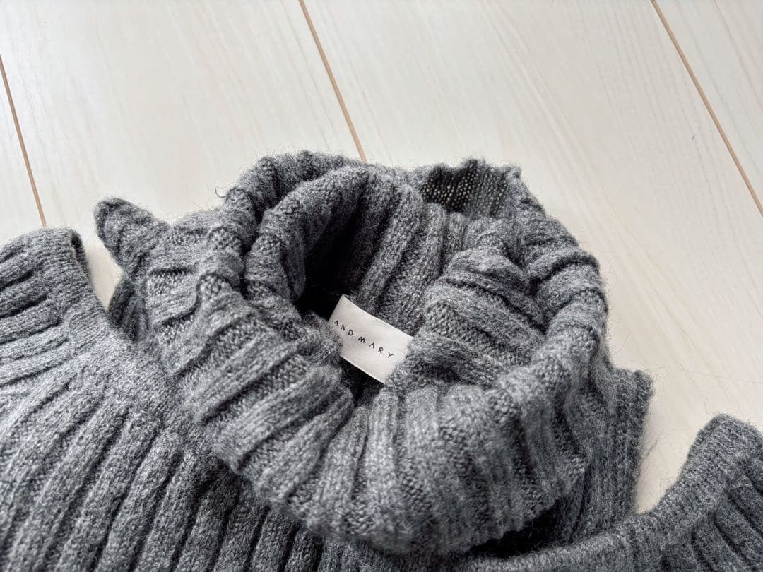 美品　andmary（アンドマリー）カメオニットスリットドレス　ニット　ワンピ