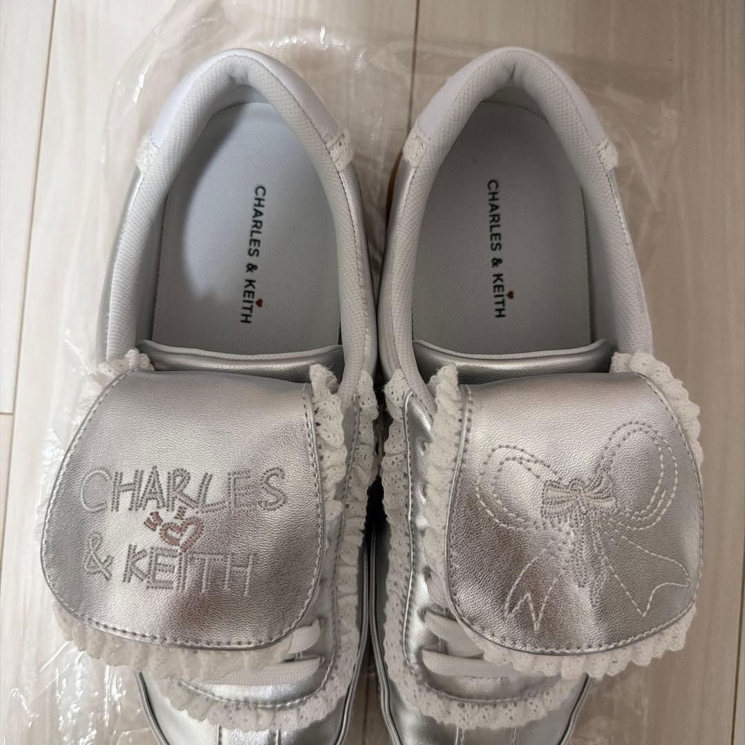 CHARLES & KEITH Louise ルーイ レーストリムスニーカー