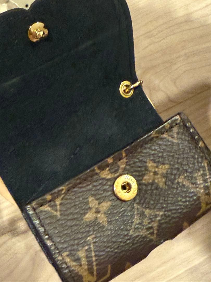 【ルイヴィトン】　チャームiPhoneイヤホン入れ