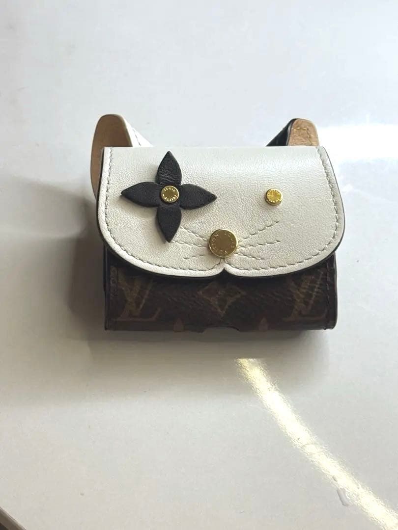 【ルイヴィトン】　チャームiPhoneイヤホン入れ