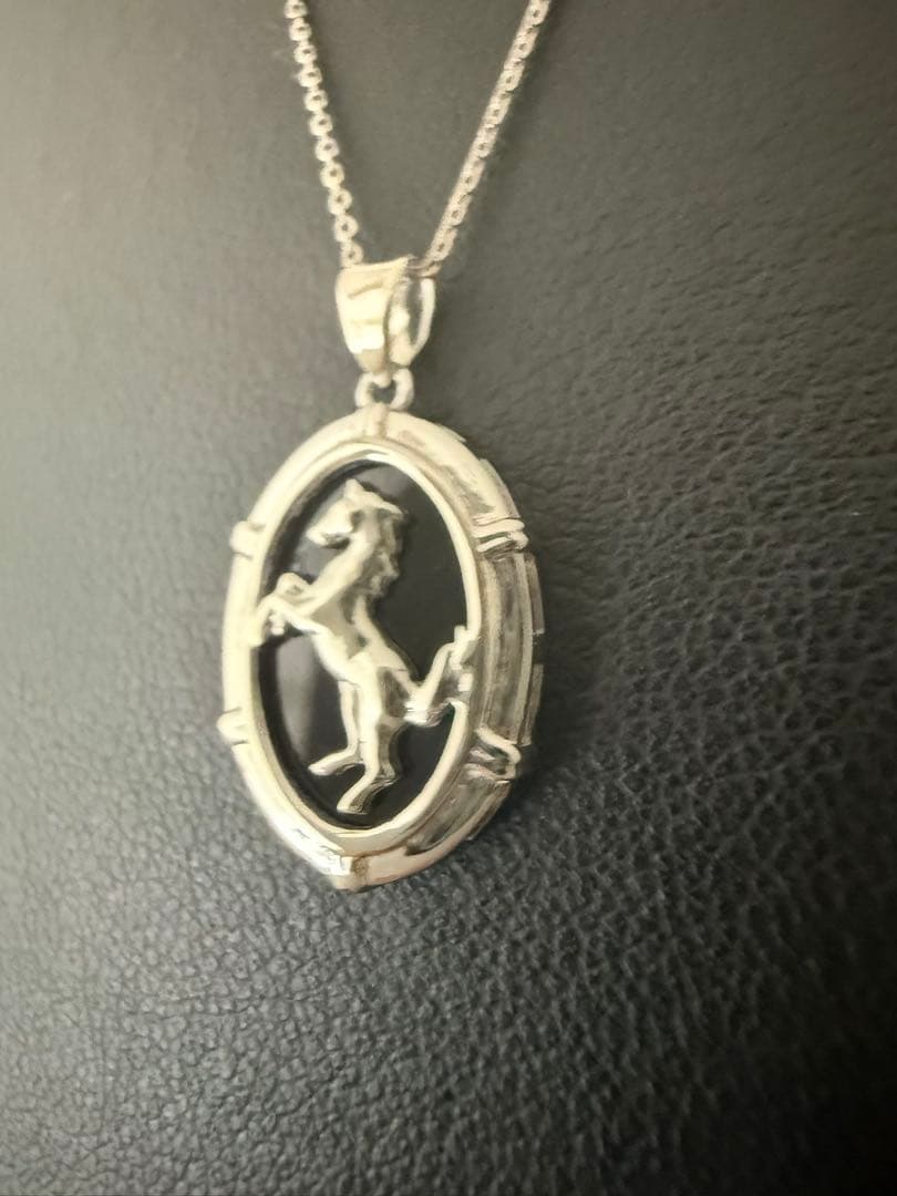 セ-ル❣️今年の干支‼️PTウマモチーフオニキス入りペンダントトップ