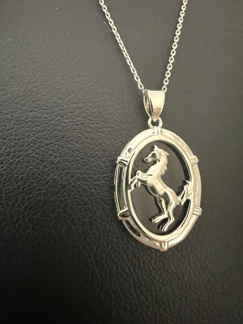 セ-ル❣️今年の干支‼️PTウマモチーフオニキス入りペンダントトップ