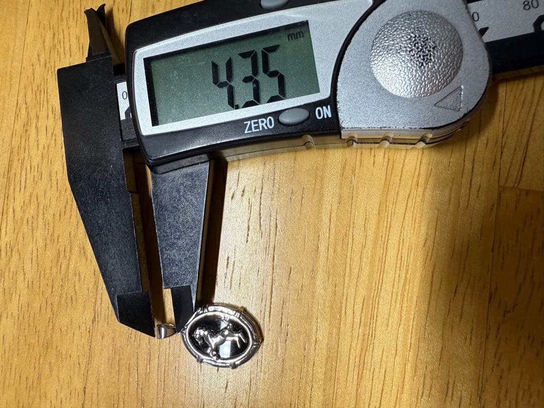 セ-ル❣️今年の干支‼️PTウマモチーフオニキス入りペンダントトップ