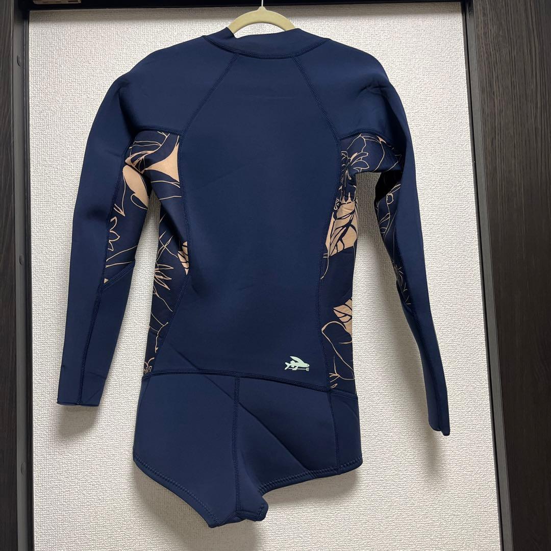 ☆ばんびさん専用☆Patagonia ウェットスーツ 8 ネイビー 花柄