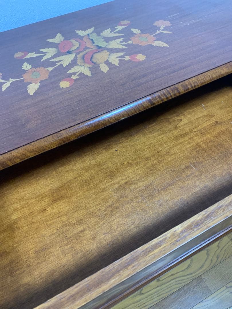 花柄装飾の木製5段チェスト