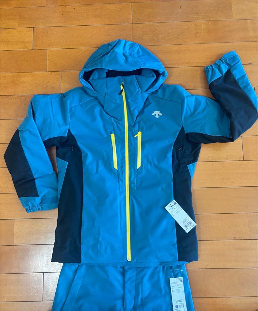 【送料無料、新品】DESCENTE 23-24モデル　スキーウェア 上下セット