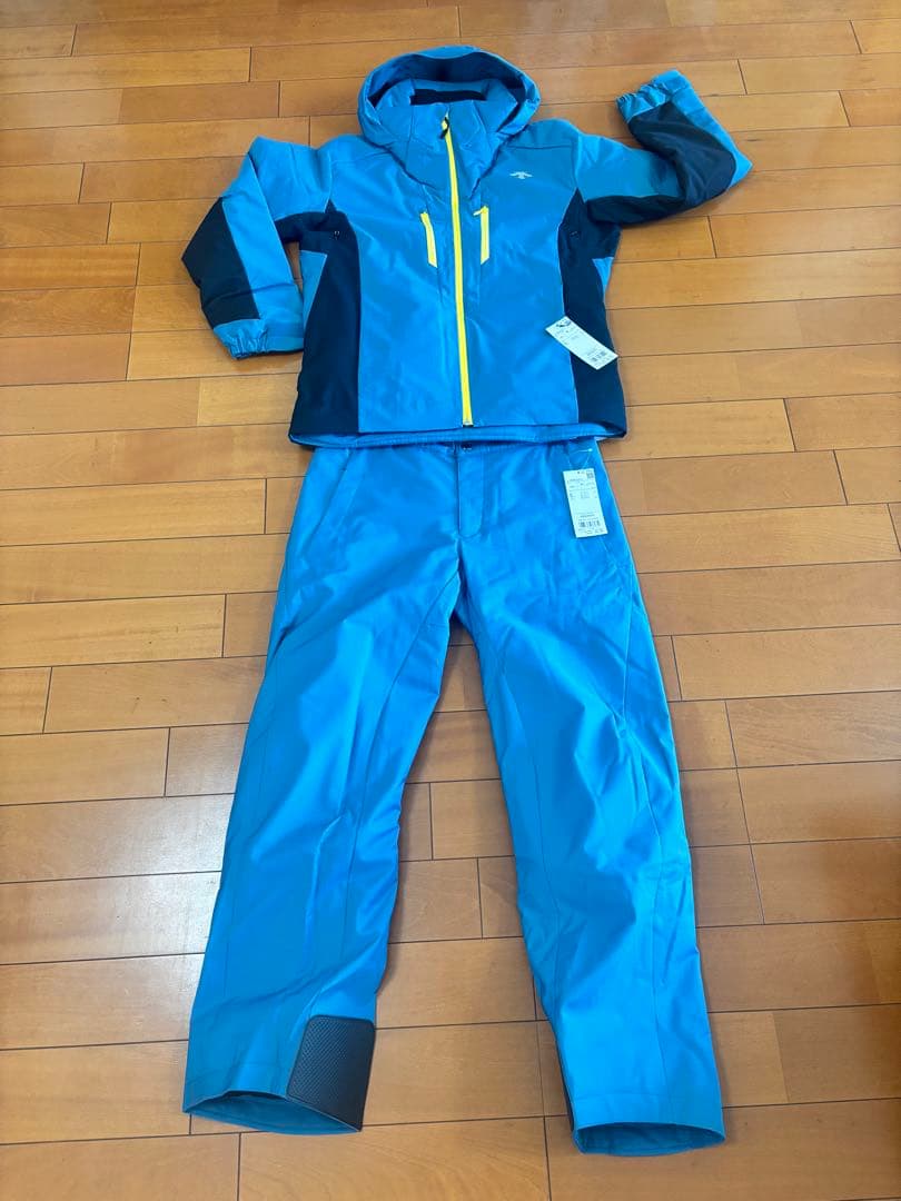 【送料無料、新品】DESCENTE 23-24モデル　スキーウェア 上下セット