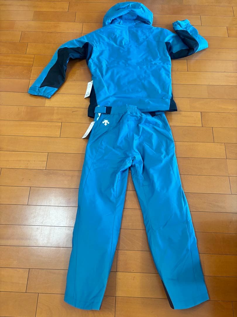 【送料無料、新品】DESCENTE 23-24モデル　スキーウェア 上下セット