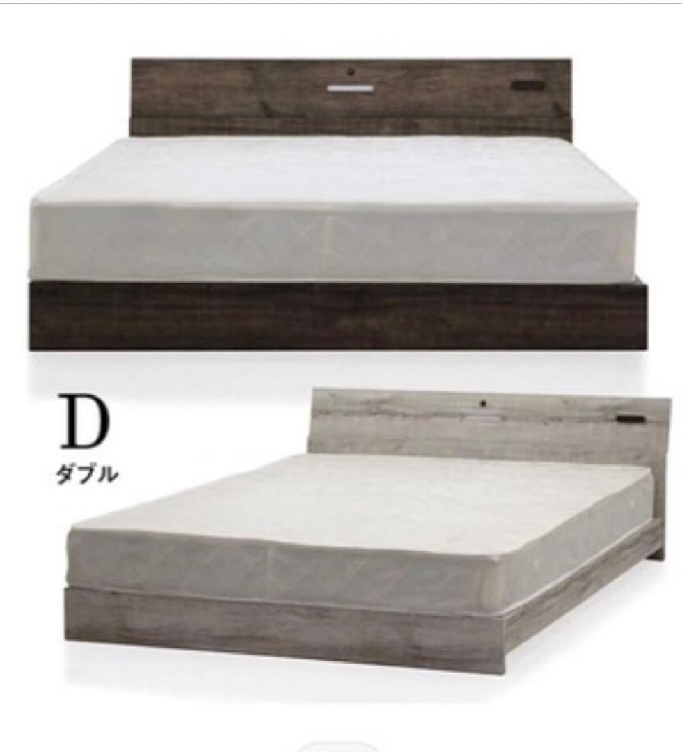 ダブルサイズのベッドフレームとマットレス セット 、コンセント付きで便利。