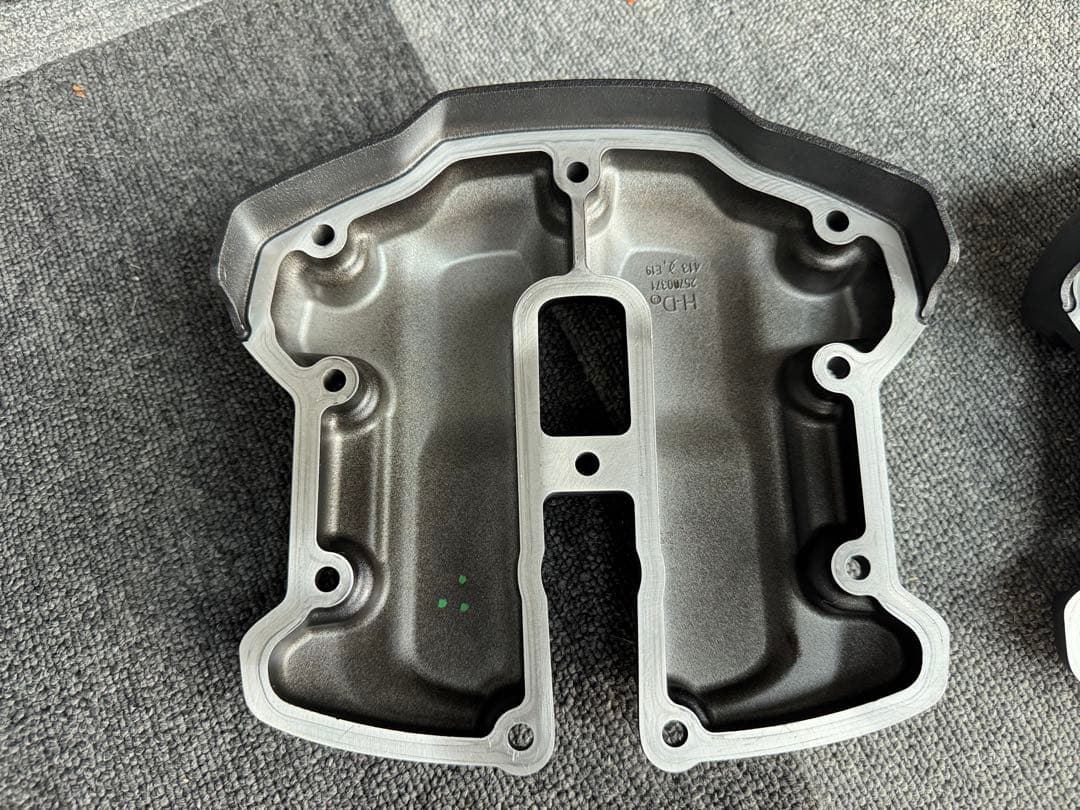 純正 ハーレー M８ ミルウォーキー　ロッカーカバー　黒