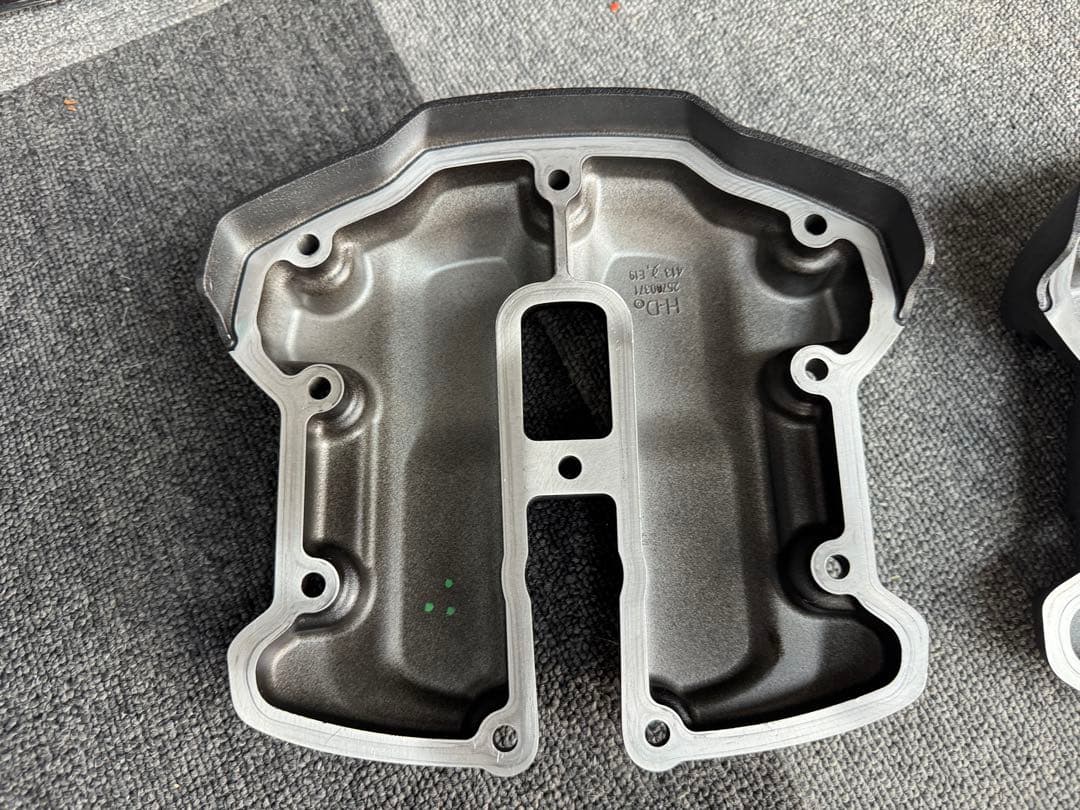 純正 ハーレー M８ ミルウォーキー　ロッカーカバー　黒