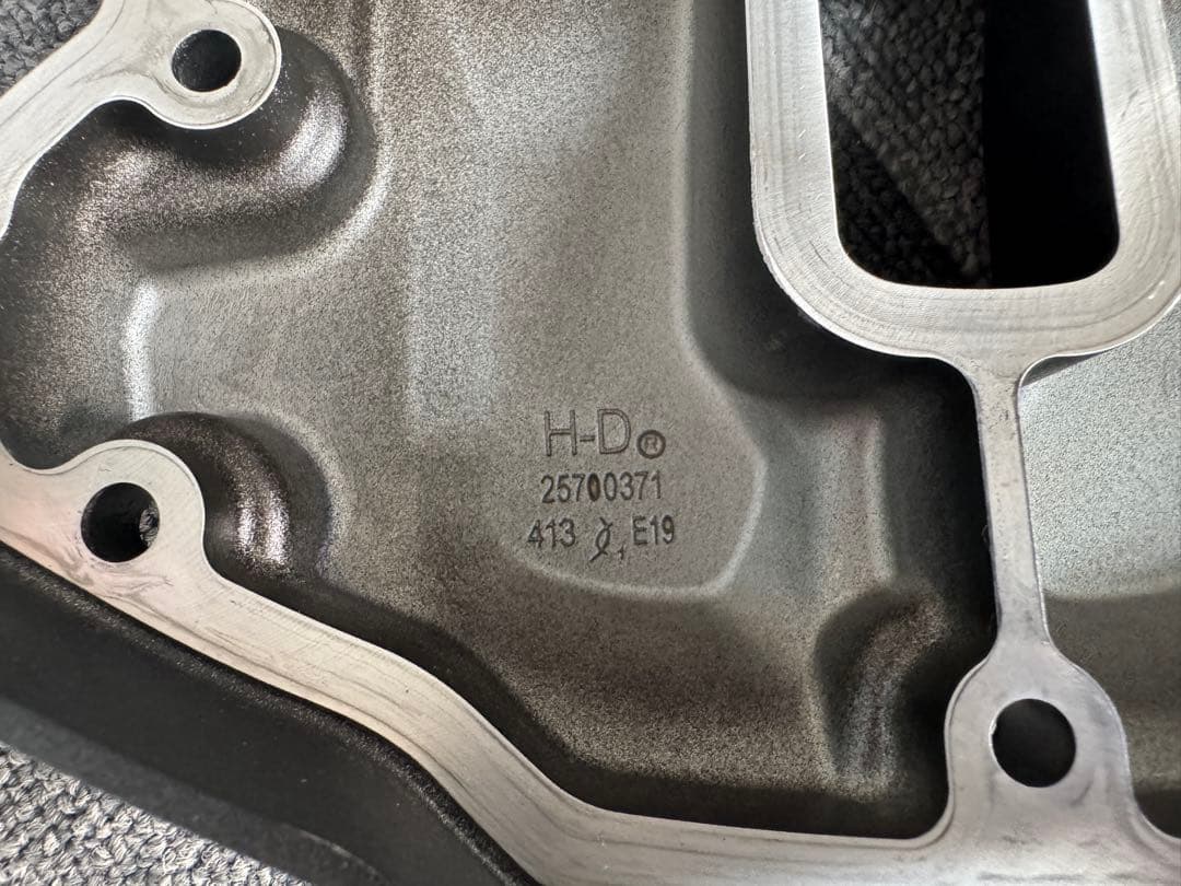 純正 ハーレー M８ ミルウォーキー　ロッカーカバー　黒