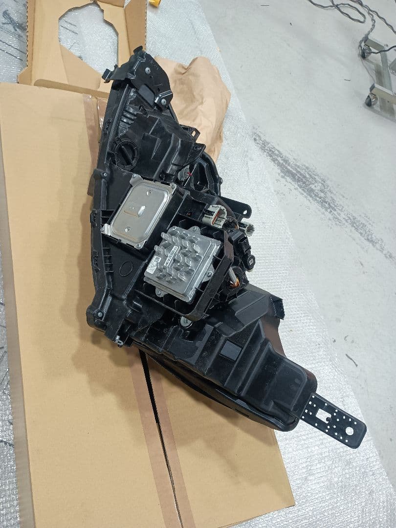 日産　ノート　SNE13 右ヘッドランプ