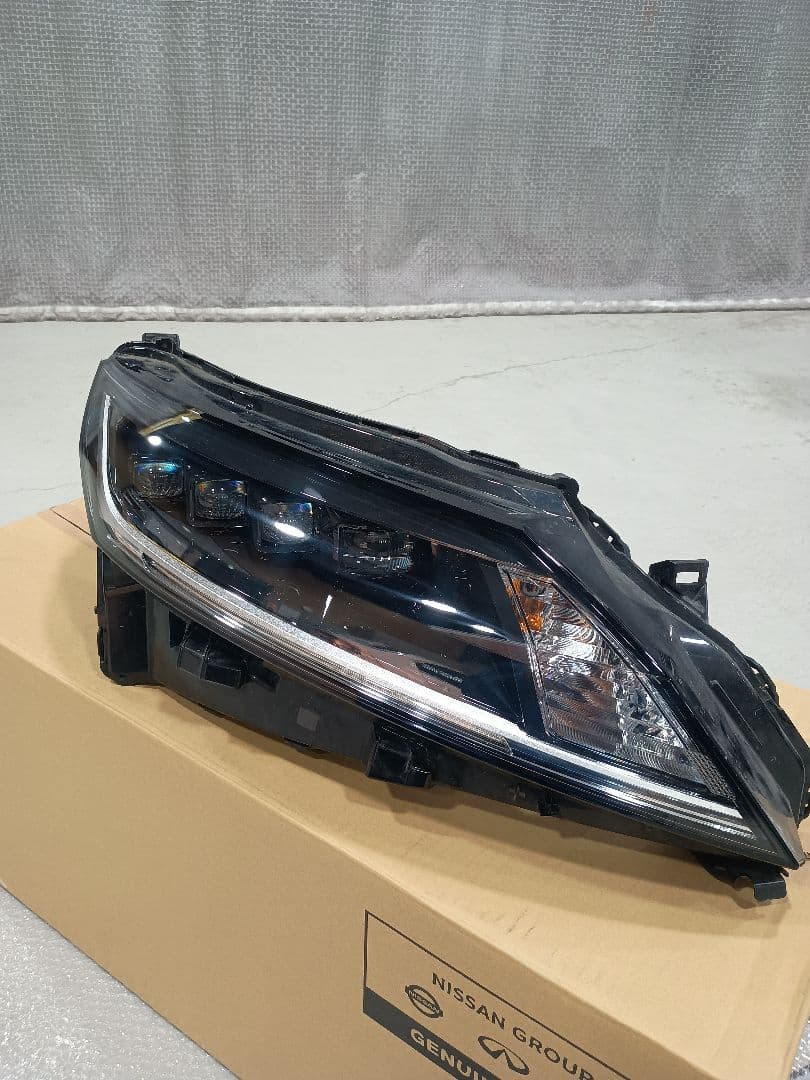 日産　ノート　SNE13 右ヘッドランプ