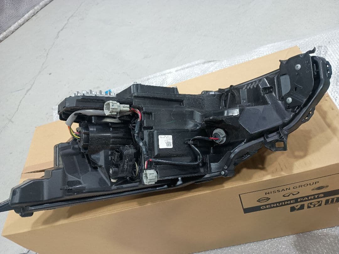 日産　ノート　SNE13 右ヘッドランプ