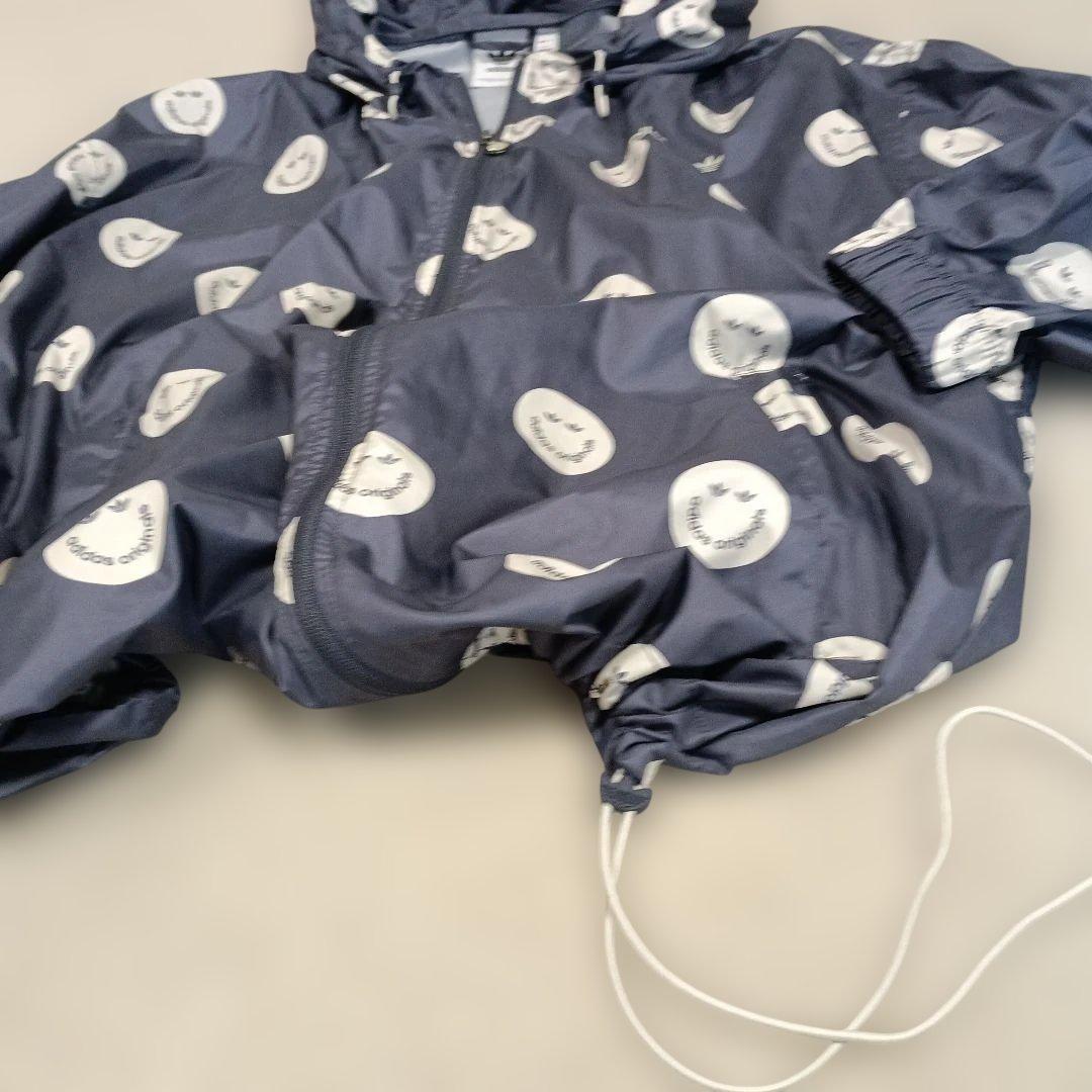 アディダスadidasプリントウィンドブレーカースマイリーフェイス