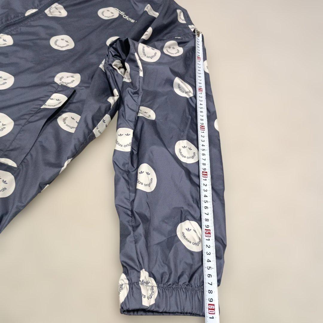 アディダスadidasプリントウィンドブレーカースマイリーフェイス