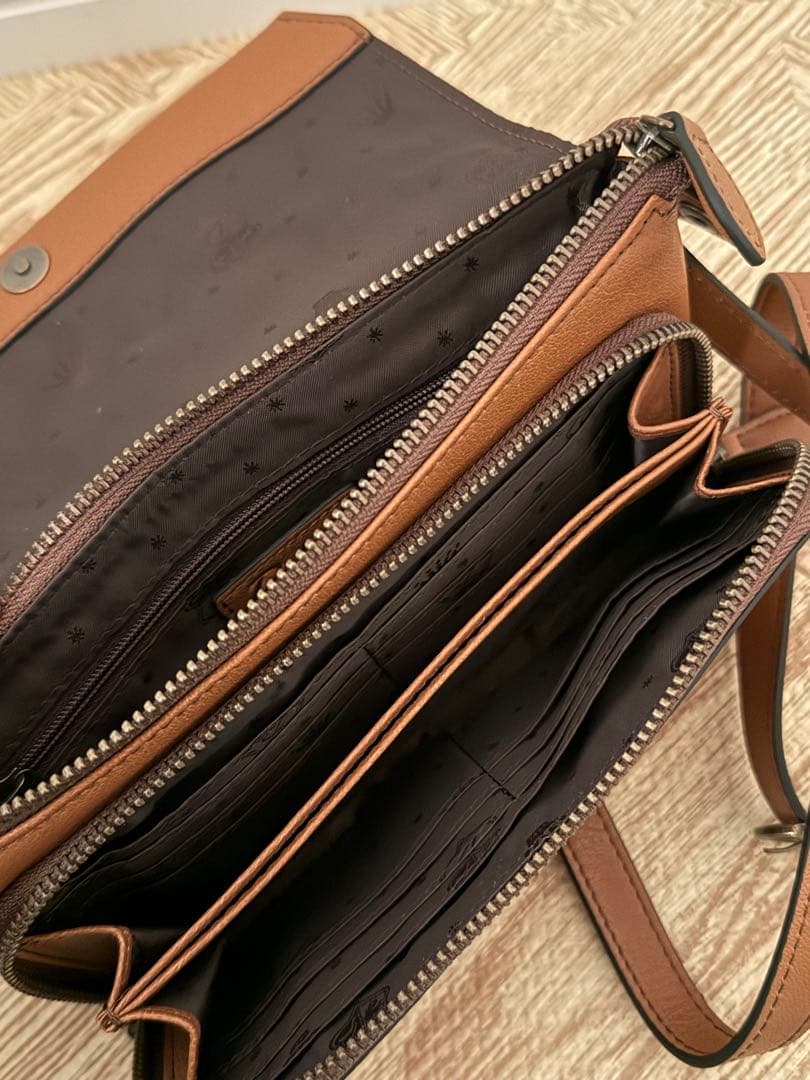 Dakotaのお財布ショルダー