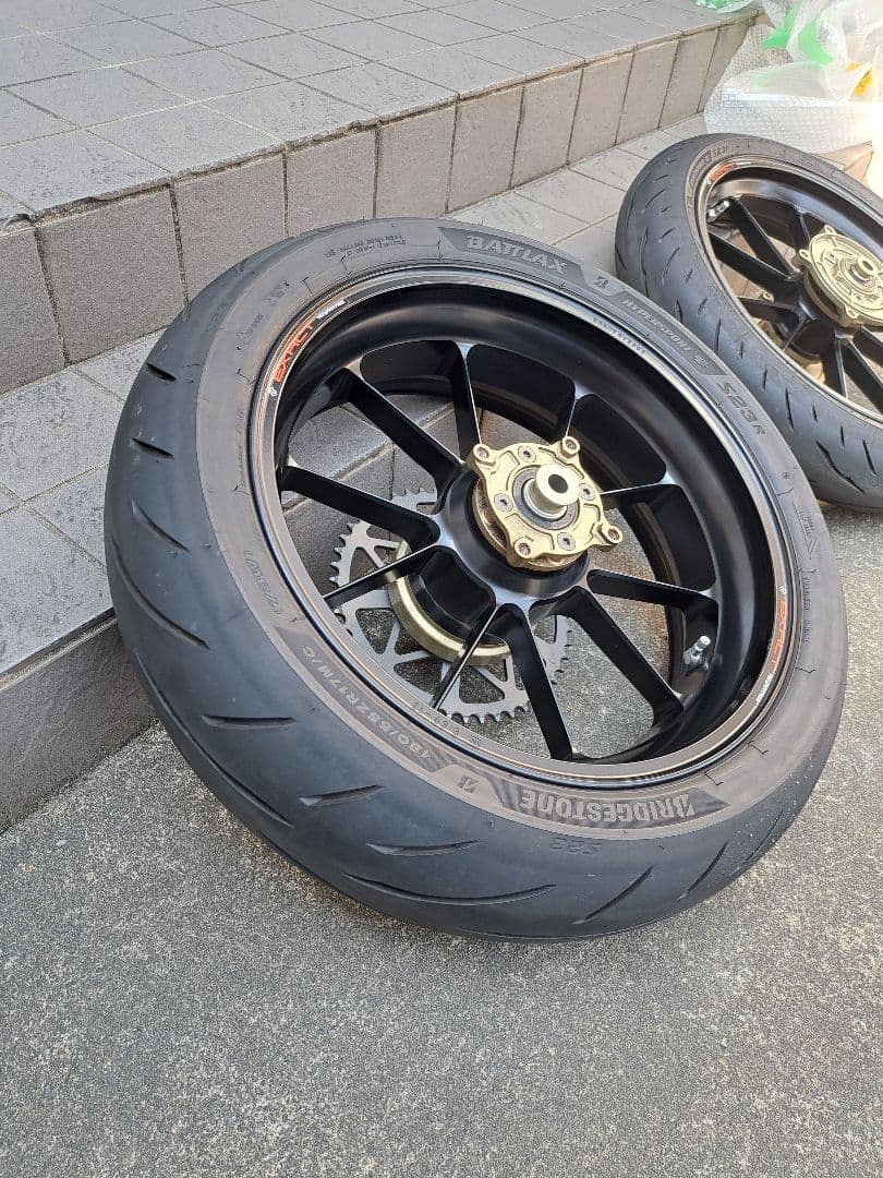 【美品】ZX-4R イグザクトアルミ鍛造ホイール前後　S23タイヤ付き