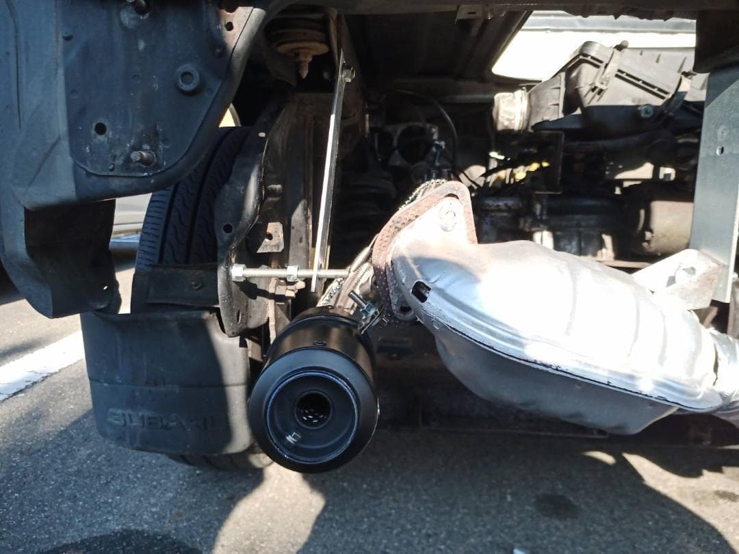 ブラックサイレンサー出口ナナメ　スバル サンバー社外マフラー エキパイ0.8m