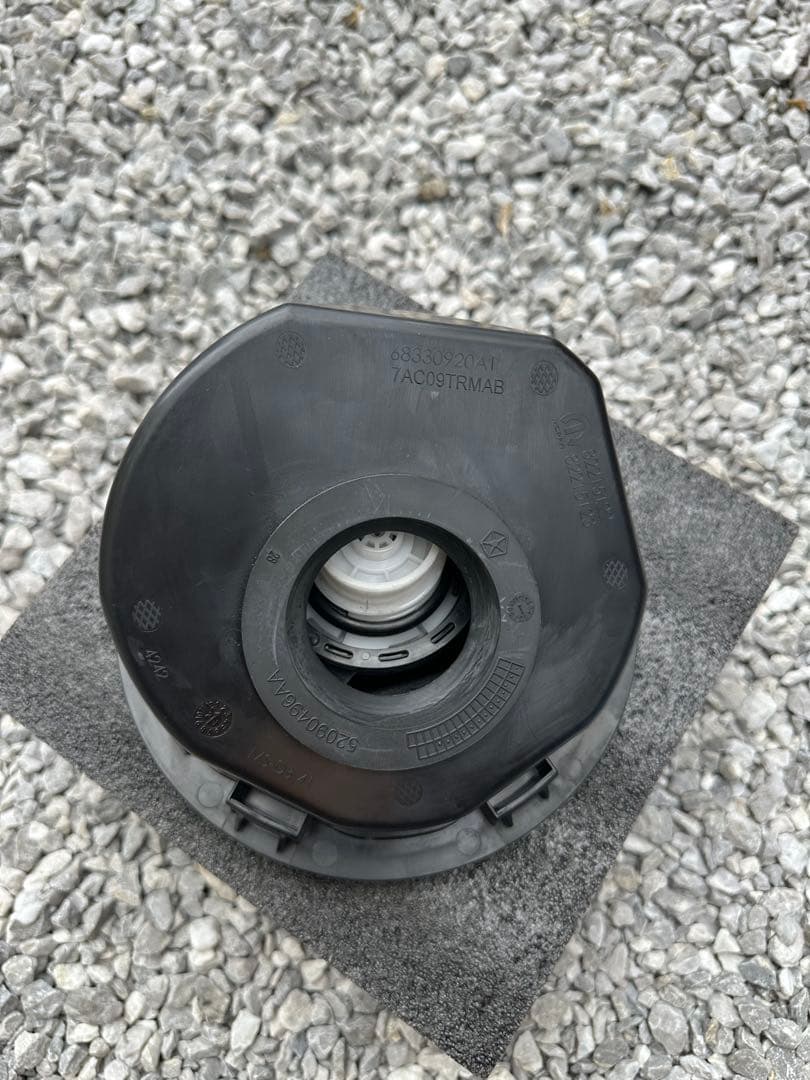 ジープ　jlラングラー　MOPAR FUEL FILL フューエルカバー