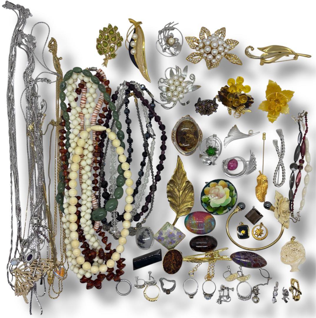 #アクセサリーまとめ売り　ブローチ、リング、イヤリング、ネックレスなど　P-10