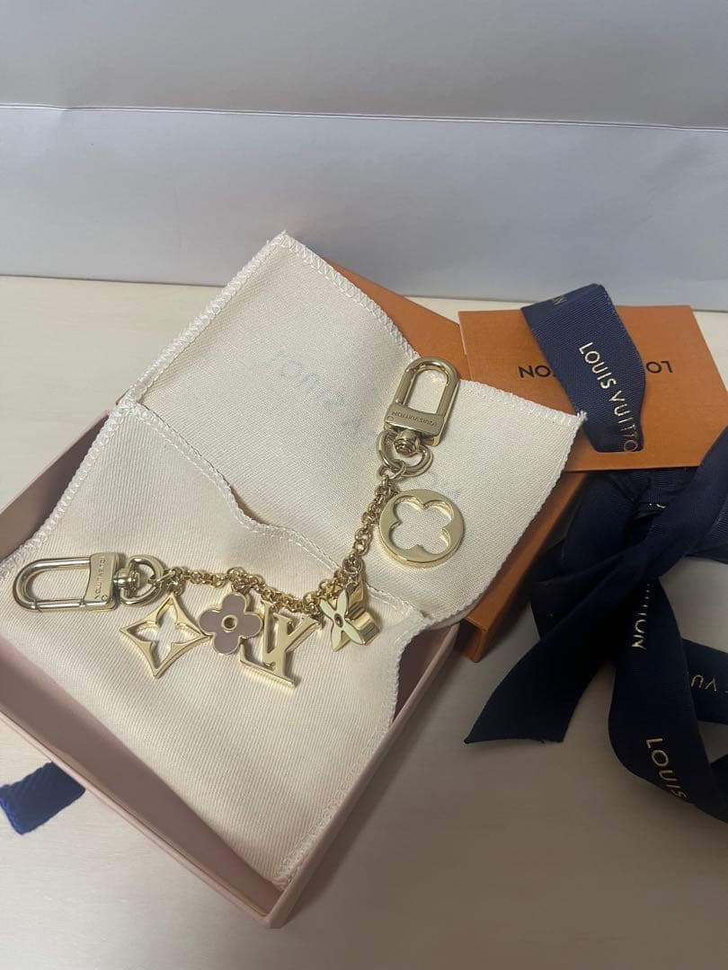 m*n様 新品未使用　Louis Vuitton ゴールドロゴチャーム