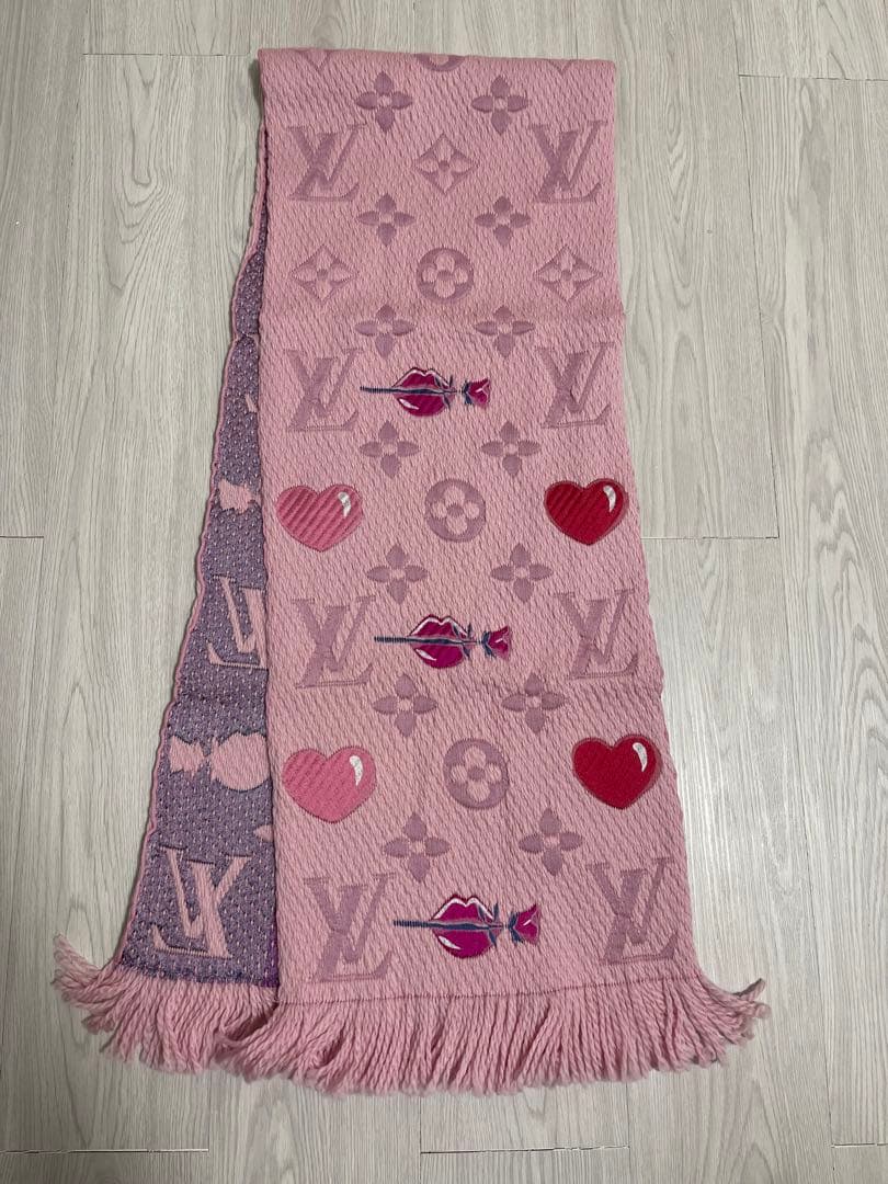 ルイヴィトン マフラー エシャルプロゴマニア ア ラ フォリ ピンク唇リップ