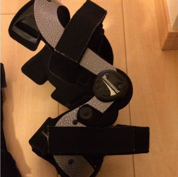 前十字靭帯 装具とサポーター右足用